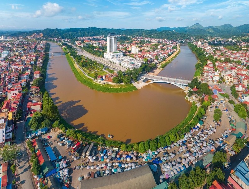 Toàn cảnh thành phố Lạng Sơn thơ mộng hữu tình.