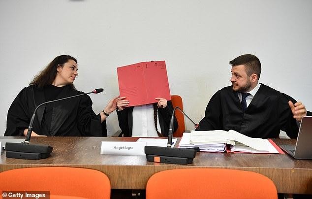 Jennifer Wenisch (giữa) luôn tìm cách che mặt trong quá trình xét xử tại tòa án.