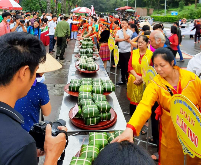 Hội thi gói, nấu bánh chưng, giã bánh giầy thường niên tại Khu Di tích lịch sử quốc gia đặc biệt Đền Hùng (Phú Thọ).