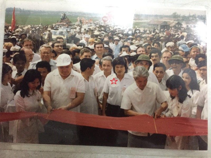 Lễ cắt băng khánh thành toàn bộ cầu Thăng Long, ảnh mầu do phóng viên thông tấn nước ngoài chụp và gửi tặng tác giả.