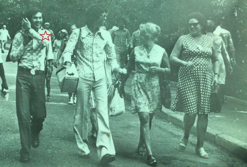 Nhóm sinh viên đi chơi Krưm năm 1975 (người dấu ngôi sao là tác giả).