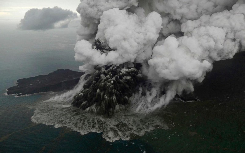 Ảnh tư liệu núi lửa Krakatau phun trào.