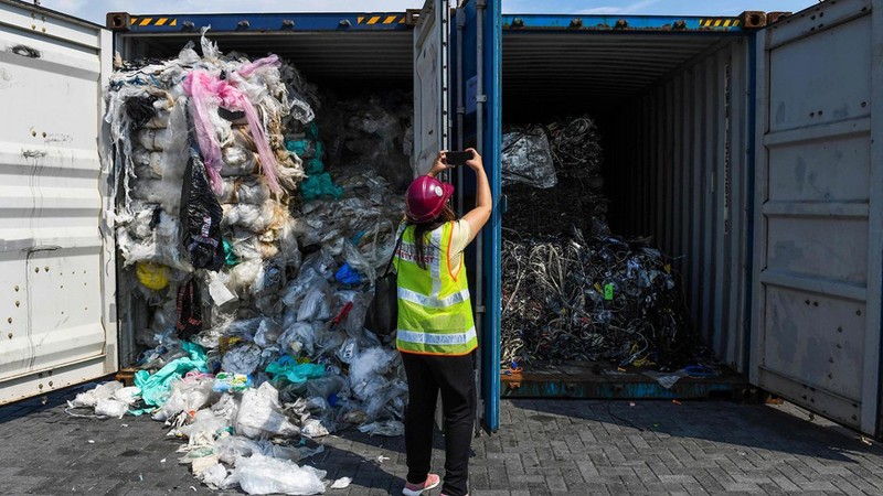 Container chứa đầy rác thải nhựa ở Port Klang trước khi vận chuyển về nước xuất xứ.