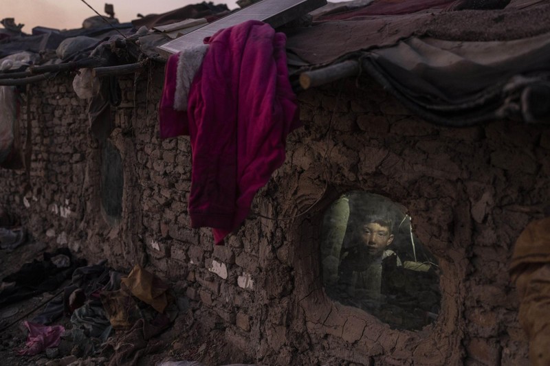 Nghèo đói và thất nghiệp khiến người dân Afghanistan rơi vào cảnh túng quẫn.