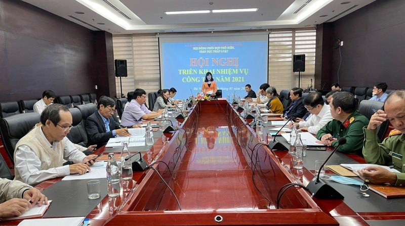 Đ/c Võ Thị Như Hoa, Giám đốc Sở Tư pháp, Phó Chủ tịch thường trực Hội đồng Phối hợp phổ biến, giáo dục pháp luật thành phố (đứng) chủ trì Hội nghị triển khai nhiệm vụ công tác năm 2021 của Hội đồng.