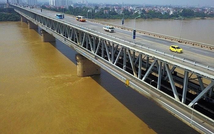 Cầu chính Thăng Long bằng thép vượt sông mùa nước.