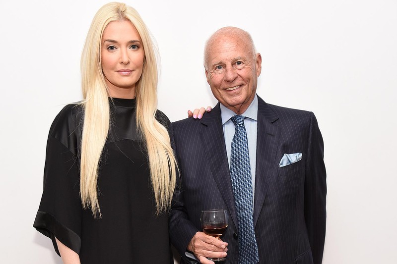 Thomas Girardi và vợ là nữ ca sĩ Erika Jayne đã tiến hành ly hôn giả để tẩu tán tài sản.