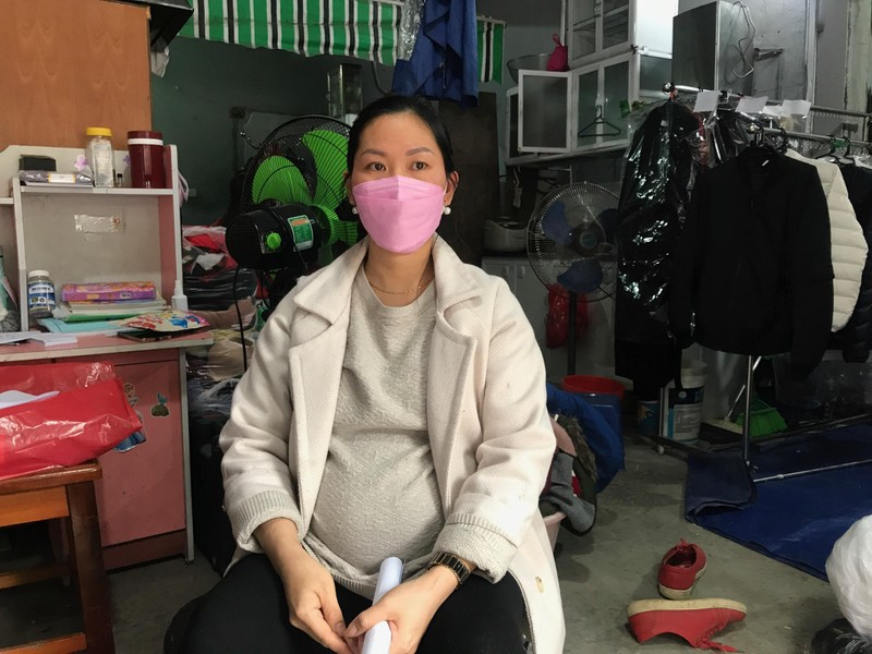 Bà Trần Thị Bích Nguyệt hiện đang mang thai 7 tháng, cùng 2 con nhỏ sống tại ngôi nhà tạm bị cưỡng chế dang dở và không có nơi ở nào khác. 