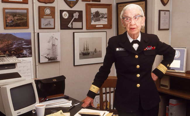 Grace Murray Hopper được coi là “Mẹ đẻ” của ngành lập trình viên máy tính.