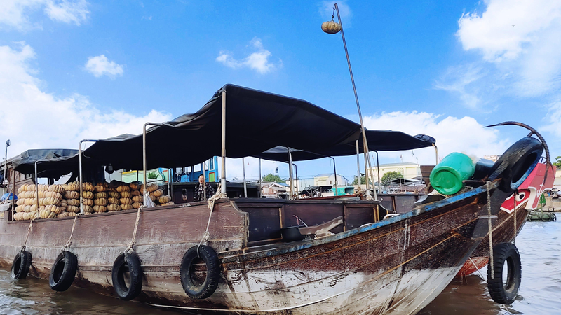 Hình ảnh cây bẹo "treo thứ gì, bán thứ đó" trên chợ nổi Cái Răng - Cần Thơ.