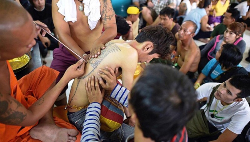 Nhà sư xăm một bùa huyền thuật trong khoảng 15-30 phút.