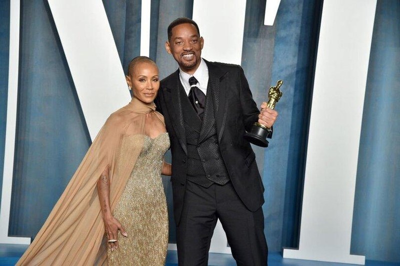 Will Smith sánh đôi cùng vợ sau khi nhận tượng vàng Oscar 2022.