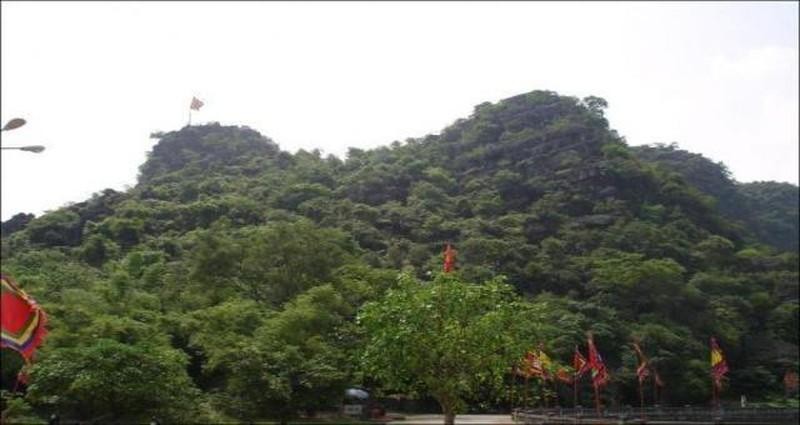 Đỉnh núi Mã Yên (xã Trường Yên, Hoa Lư, Ninh Bình) là nơi có lăng mộ Đinh Tiên Hoàng.