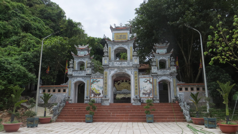 Cổng tam quan Khu di tích.