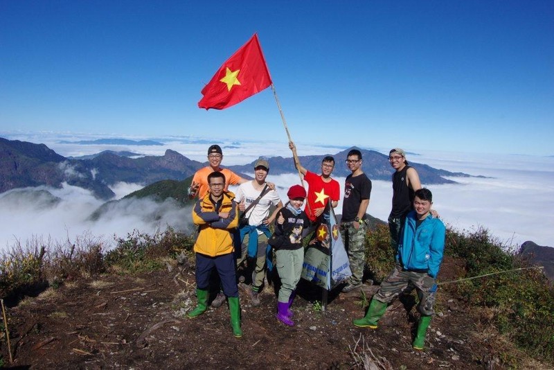Du khách khám phá Vườn quốc gia Hoàng Liên và chinh phục đỉnh Fansipan.