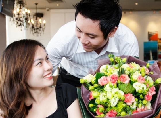 Bàn tay tặng hoa hồng bao giờ cũng phảng phất hương thơm (ảnh minh họa).