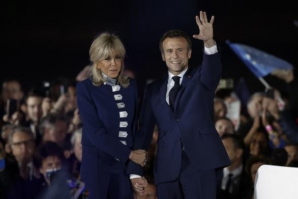 Vợ chồng Tổng thống Pháp Emmanuel Macron ăn mừng kết quả tại Paris tối 24/4.