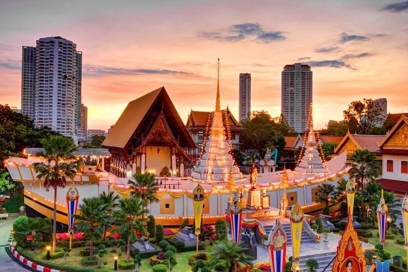 Chùa Wat Yannawa trong ráng chiều tà, xa xa là tòa tháp ma quái xây xong bị bỏ hoang...