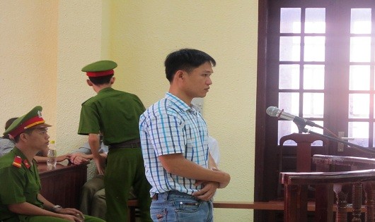Bị cáo Nguyễn Quang Tạo trước vành móng ngựa ... Phạm Thị Quyên