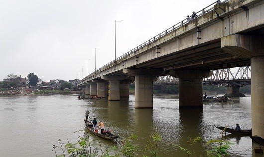 Khu vực cầu Thạch Hãn nghi nơi nạn nhân nhảy xuống.