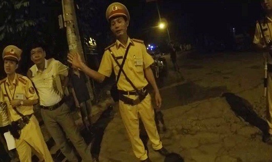 Trung tá Nguyễn Ngọc Danh (mặc thường phục) tại hiện trường xảy ra vụ việc (ảnh cắt từ clip)