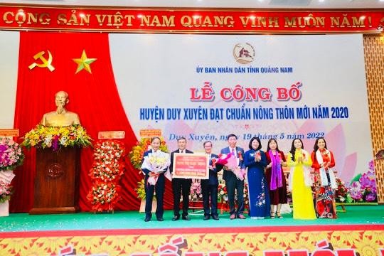 Đoàn công tác của Nguyên Phó Chủ tịch nước Đặng Thị Ngọc Thịnh trao tặng huyện Duy Xuyên 1,2 tỉ đồng để xây dựng chương trình an sinh xã hội. 