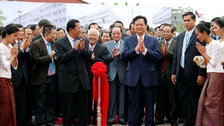 Thủ tướng Nguyễn Tấn Dũng và Thủ tướng Campuchia Hun Sen cắt băng khánh thành Bệnh viện Chợ Rẫy Phnom Penh, sáng 13/1. Ảnh: VGP/Nhật Bắc