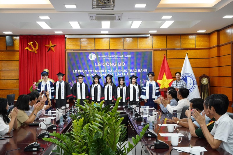 Đại học Luật Hà Nội công bố lễ phục tốt nghiệp và lễ phục trao bằng ảnh 1