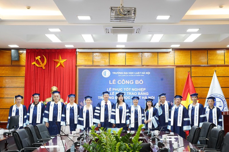 Đại học Luật Hà Nội công bố lễ phục tốt nghiệp và lễ phục trao bằng ảnh 3