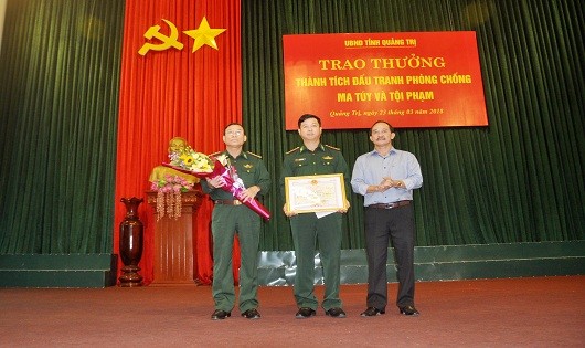 Phó Chủ tịch UBND tỉnh Quảng Trị Nguyễn Quân Chính trao thưởng cho đơn vị phá án.