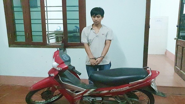 Đối tượng Hà Văn Chung cùng tang vật đã trộm cắp (ảnh: CA Phường 1)