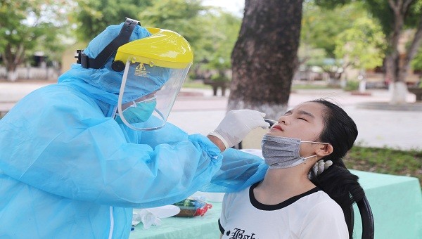 Cơ quan chức năng Quảng Trị tổ chức lấy mẫu xét nghiệm cho các học sinh lớp 12 trở về từ vùng dịch