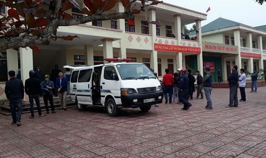 Rất đông người dân, học sinh tập trung tại Trường THCS Lâm Tân theo dõi sự việc.