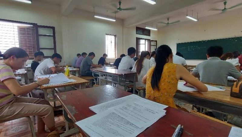 Toàn cảnh phòng thi ngày 3/10 tại Trung tâm GDTX và dạy nghề quận Cầu Giấy.