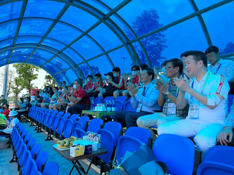 Ngài Edwin Tong, Bộ trưởng Bộ Văn hoá, Cộng đồng và Thanh niên Singapore cùng doanh nhân Mẫn Ngọc Anh và lãnh đạo tỉnh Bắc Ninh cổ vũ các VĐV thi đấu Bộ môn Quần vợt.