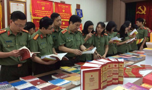 Lãnh đạo và cán bộ chiến sĩ Cục Pháp chế và cải cách hành chính, tư pháp tại triển lãm sách