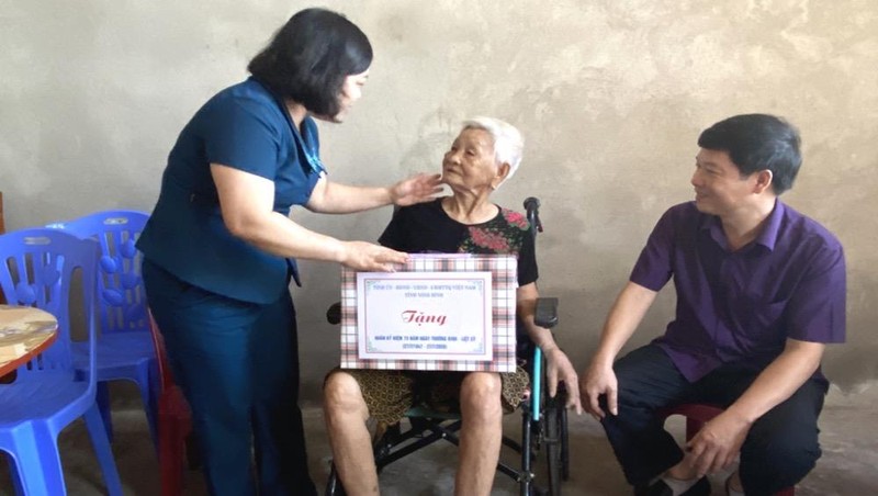Đại diện lãnh đạo Sở Lao động, Thương binh và Xã hội tỉnh Ninh Bình thăm, tặng quà Mẹ Việt Nam Anh hùng tại huyện Nho Quan và thành phố Tam Điệp nhân kỷ niệm 73 năm Ngày thương binh, liệt sỹ 27/7.