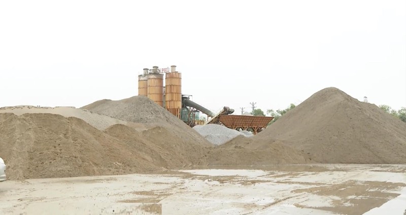 Bãi tập kết vật liệu của Công ty TNHH Thiên Phú chưa được UBND tỉnh cấp phép, nhưng đã xây nhà điều hành và nhà xưởng, tập kết vật liệu trong hành lang thoát lũ.