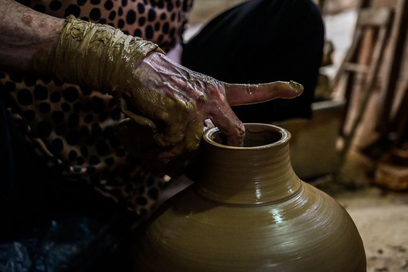 Nữ nghệ nhân dành cả đời để gắn bó với làng gốm hơn 300 tuổi ảnh 7