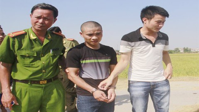 Hung thủ Nguyễn Văn Hải (đối tượng bị còng tay ở giữa)
