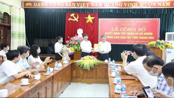 Chủ tịch UBND tỉnh Thanh Hóa trao Quyết định bổ nhiệm Trưởng Ban Dân tộc.