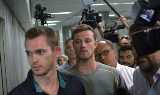 Gunnar Bentz (trái) và Jack Conger rời đồn cảnh sát ở Rio hôm 18/8