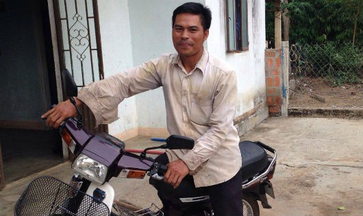 Anh Bót phấn khởi bên chiếc xe máy mới