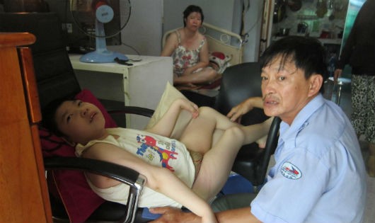 H1. Ông Nam hàng ngày chạy xe ôm nuôi 3 người thân bệnh tật
