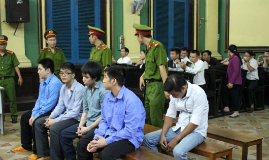 Phạm Sỹ Hoài Như (ngồi hàng sau) và các bị cáo khác tại tòa