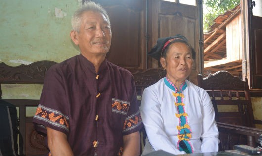 Vợ chồng ông Tâm tươi cười trong trang phục truyền thống