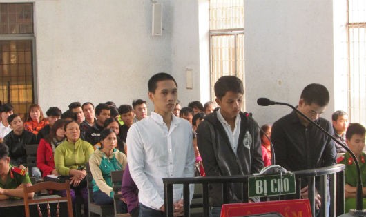 Các bị cáo Công, Phúc, Tây (từ trái qua) tại phiên tòa