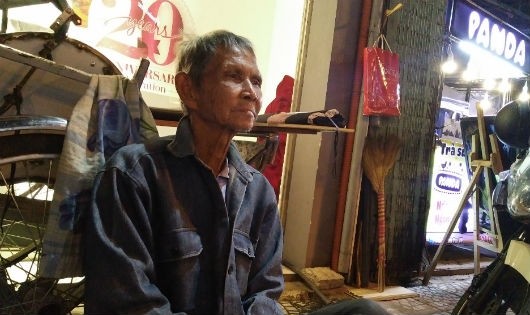 Ông Có hàng chục năm ngủ vỉa hè trên chiếc xích lô