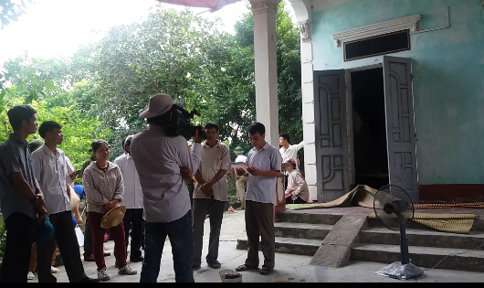 Các cơ quan chức năng tiến hành cưỡng chế tại gia đình ông Nguyễn Quang Thắm