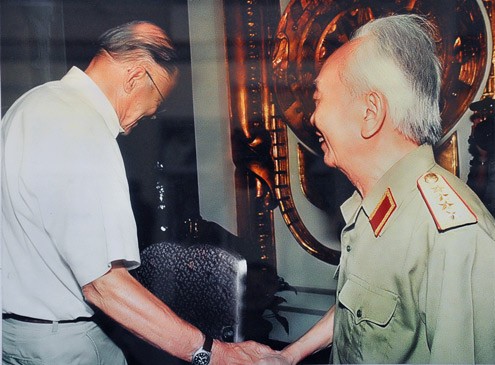 2. Đại tướng tiếp Cựu Bộ trưởng Quốc phòng Mỹ McNamara tại Nhà khách Chính phủ (1997)